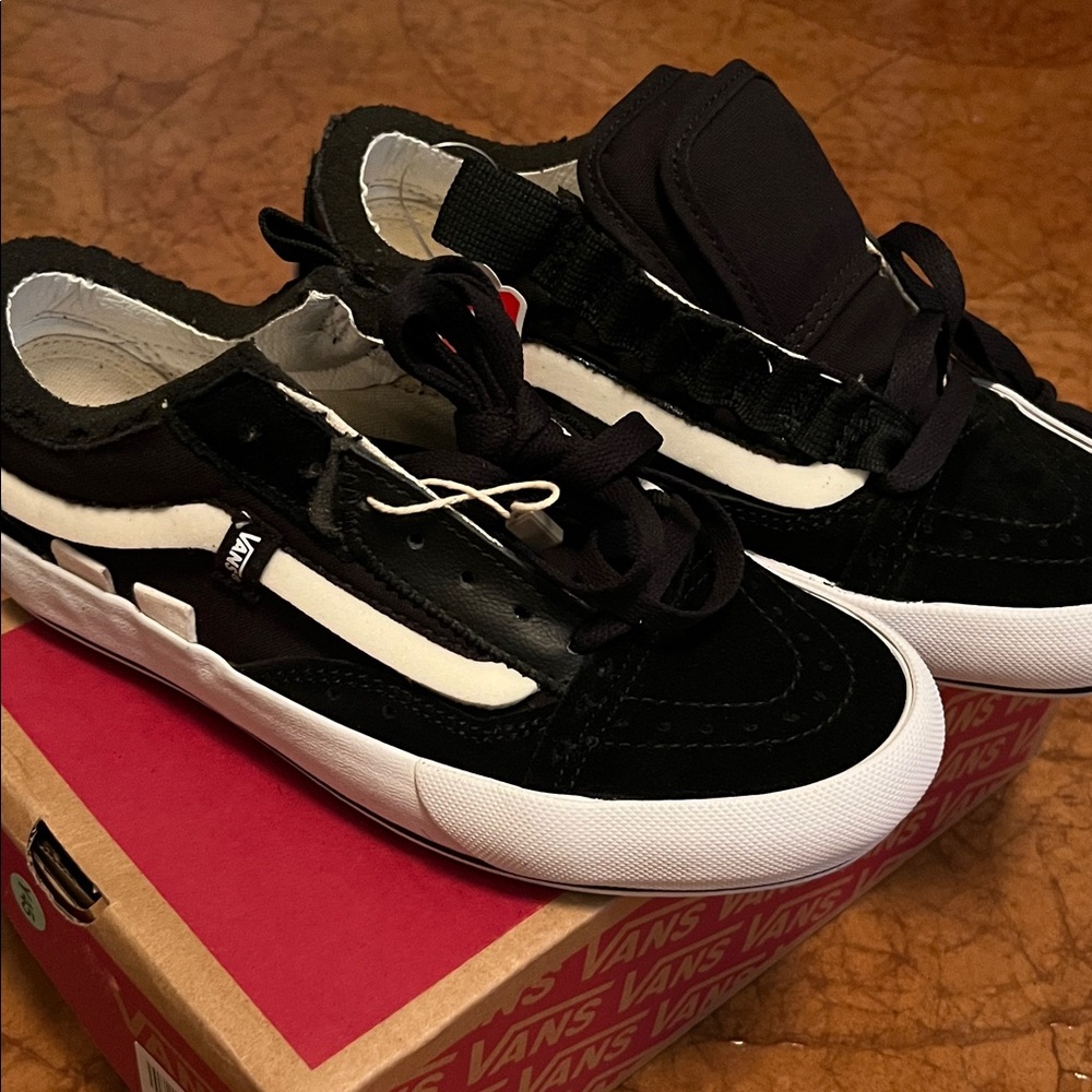 NEW Vans Black and White Low-Top Sneakers Old Skool Cap size 5.5W or 4.0mens - Picture 9 of 9